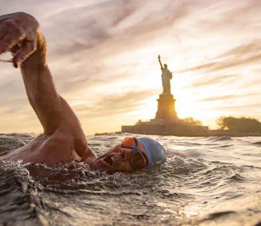 Lewis Pugh Parrain des Oceans nage dans l'Hutson à New York
