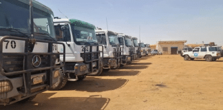 des camions chargés d'aide humanitaire attendent de pourvoir entrer dans Gaza
