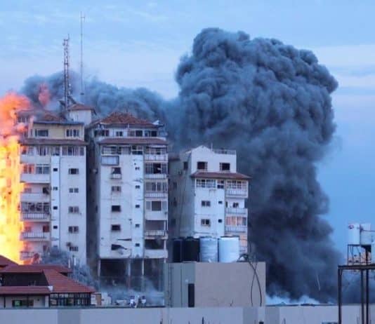 immeuble en flammes à Gaza