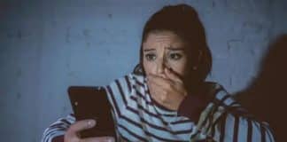 femme au téléphone qui subit violence numérique