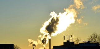 Climat : nouveau record de concentration des gaz à effet de serre Fumées sortant d'usine. La concentration des gaz a effet de serre dans l'atmosphère ne cesse d'augmenter