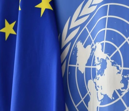 Comment l’UE et l’ONU coopèrent Drapeaux de l'UE et de l'ONU