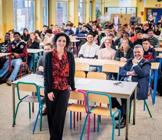 La ministre belge des Affaires étrangères dans une école pour la campagne back to school
