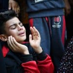Un enfant pleure la perte d'un membre de sa famille à l'hôpital médical Al Nasser de Khan Younis, dans le sud de la bande de Gaza.