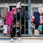 Un enfant derrière un balcon dans l'une des écoles de l'UNRWA qui sert d'abri aux déplacés dans la bande de Gaza.