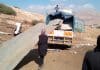 Déplacement de familles palestiniennes dans la région de Naplouse. Chargement d'un camion avec des tôles.