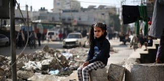 imag d'une enfant devant un batiment détruit. Les armes ne se sont toujours pas tues à Gaza