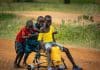 un groupe d'enfants transportant un bidon d'eau au Sud Soudan