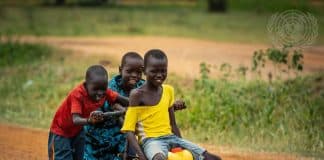 un groupe d'enfants transportant un bidon d'eau au Sud Soudan