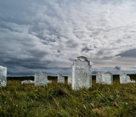 Des pierres tombales en glace sculptée pour rendre hommage aux glaciers disparus en Islande. DR