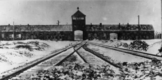 Entrée du camp d'Auschwitz sous la neige. L'arrivée de l'Armée rouge à Auschwitz le 27 janvier 1945 a marqué la fin de l'Holocauste et de l'extermination de masse des juifs d'Europe.