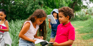 Des enfants entrain de travailler dans la nature. Les jeunes passent trop de temps devant les écrans.