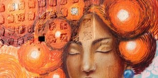 Visage de femme avec des cheveux oranges la couleur des campagnes de ONU femmes, peint sur un mur de la ville de Guatemala.
