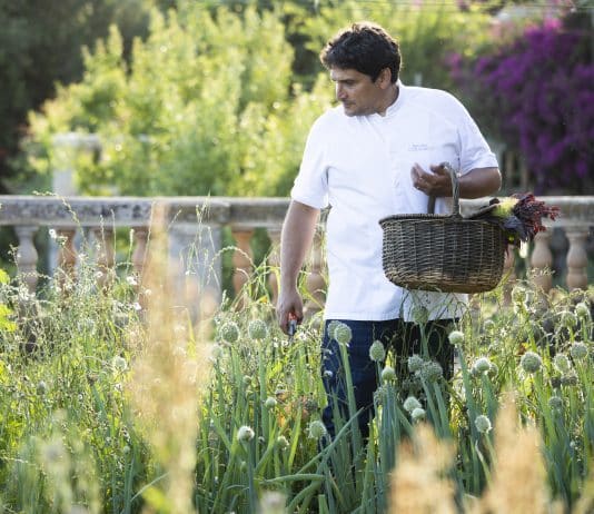 Le chef et ambassadeur de bonne volonté de l'Unesco, Mauro Colagreco, dans les jardins de son restaurant, le Mirazur. Menton. France