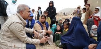 Le Représentant spécial adjoint des Nations Unies, Coordonnateur résident et Coordonnateur de l’action humanitaire pour l’Afghanistan, Indrika Ratwatte, a rencontré des femmes et des enfants dans la province de Baghlan qui ont été déplacés après avoir perdu leur maison à cause des inondations soudaines, une manifestation croissante des menaces grandissantes posées par le changement climatique en Afghanistan.