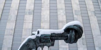 La sculpture « Non-Violence » ou « Revolver noué » de l'artiste Carl Fredrik Reuterswärd recouverte d'une couche de neige au bâtiment du Secrétariat de l'ONU.