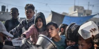 Des enfants dans le bande de Gaza reçoivent de la nourriture.
