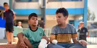 Muhammad et Abdel ont tous deux perdu des membres lorsque des bombes ont été larguées sur une école de l'UNRWA où ils avaient cherché refuge à Nuseirat en 2024.