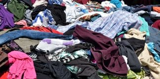 le monde croule sous les vetements usagés. a Fast fashion a acceléré le processus