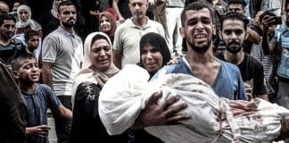 Une famille porte le cadavre enroulé dans un linge blanc d'une jeune femme tuée par une frappe aérienne à Gaza. Des experts estiment qu’Israël commet un génocide à Gaza.