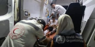 enfant blessé qui reçoit des soins