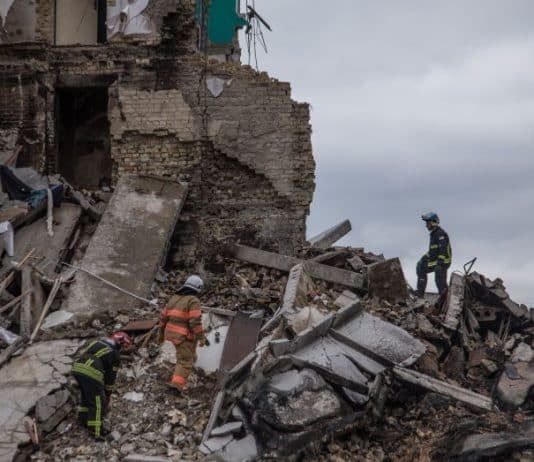 Des sauveteurs déblayent les décombres d'une maison détruite par les bombardements dans l'oblast de Kiev. © Oleksandr Ratushniak / PNUD Ukraine