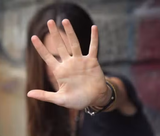 Europe : les violences faites aux femmes, une question de santé publique main de femme stop à la violence faite aux femmes