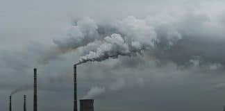 Fumée d'usine en noir et blanc. Il est impératif de limiter le réchauffement climatique et d'atteindre l'objectif de maintenir la hausse des températures à moins de 1,5 degré.
