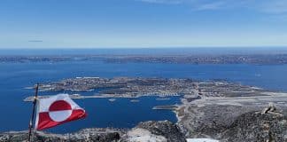 Nuuk, la capitale du Groenland, vue depuis le sommet du mont Ukkusissat. Photo : Quintin Soloviev/ Creative Commons