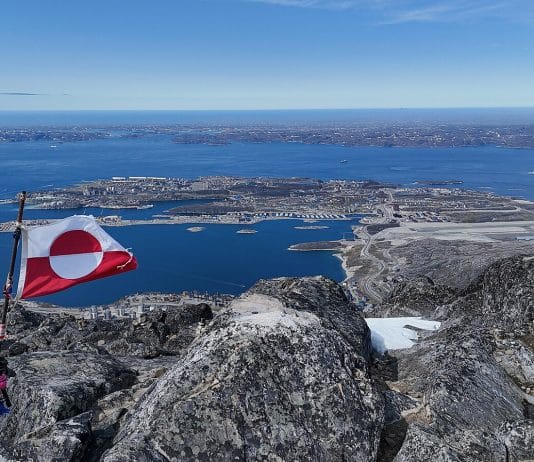 Nuuk, la capitale du Groenland, vue depuis le sommet du mont Ukkusissat. Photo : Quintin Soloviev/ Creative Commons
