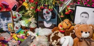 Des jouets, des fleurs et des bougies déposés en hommage à des personnes tuées lors d'une frappe aérienne sur Kyïv