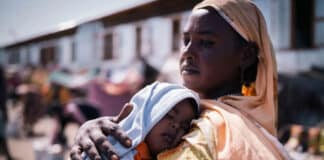 Une mère avec son enfant, ayant fui le conflit au Soudan, à la frontière du Soudan du Sud.