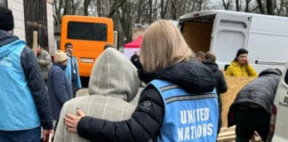 personnel de l'ONU qui aide une personne âgée en Ukraine