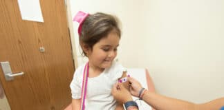 une fillette se fait vacciner