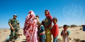 un officier de la minurso discute avec des réfugiés saharahouis