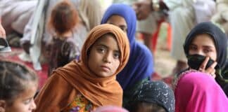 Petites filles portant des voiles colorés en Afghanistan