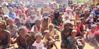 Des enfants souffrant d’insuffisance pondérale et de malnutrition attendent un traitement dans un centre de nutrition du district d’Ambovombe