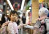 petit fille et un robot intelligence artificielle
