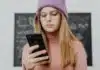 jeune fille sur son téléphone