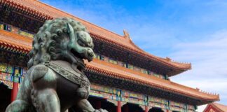 Statue de lion devant un bâtiment de la Cité Interdite à Beijing, Chine