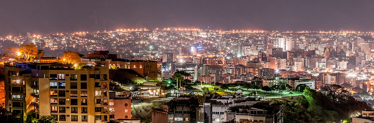 Caracas, Venezuelan pääkaupunki, yöllä. Kuva: Wilfredor/Wikimedia Commons