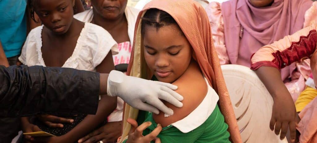 Ung kona í Bamako í Malí fær bólusetningu gegn HPV.