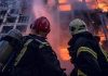 Zona residenziale di Kiev, via Chornobylska. Un edificio di 16 piani è stato incendiato a causa dei bombardamenti. Il risultato è che due persone sono morte e 50 sono state salvate dal Servizio di emergenza dello Stato ucraino.