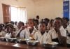 In questa foto i bambini mangiano il pranzo a scuola