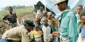 Il cibo viene distribuito ai bambini ruandesi che hanno perso i genitori durante i massacri.