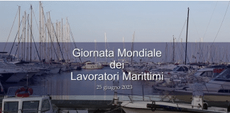 scritta"giornata mondiale dei lavoratori marittimi" con barche sullo sfondo