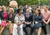 donne e uomini diplomatici seduti a parlare e ridere fra loro