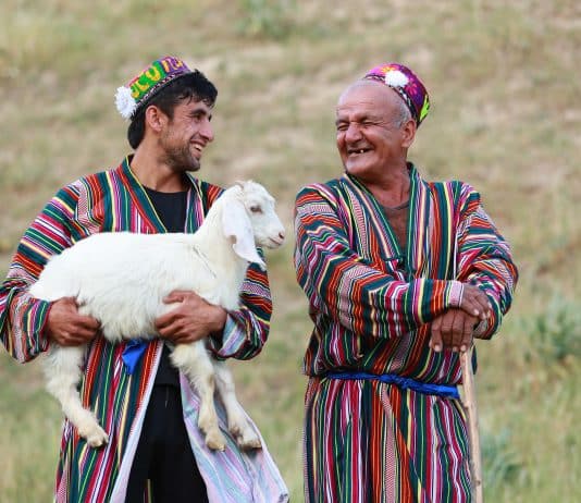 due pastori si sorridono