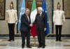 Guterres stringe la mano al Presidente Mattarella davanti alle bandiere dell'ONU, UE e italiana