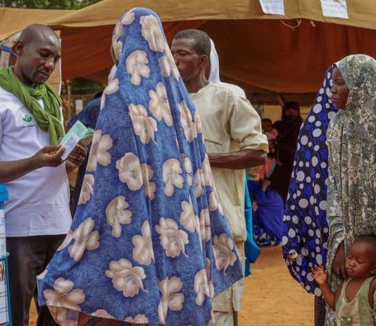 © WFP Niger La distribuzione di contanti è una delle forme di aiuto che il PAM sta portando avanti per aiutare gli sfollati di Balléyara, in Niger.
